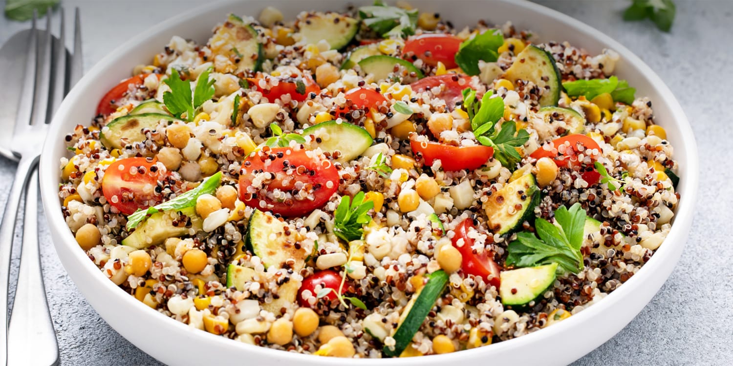 Sarah Michelle Gellar makes this Mediterranean chicken quinoa salad on the regular