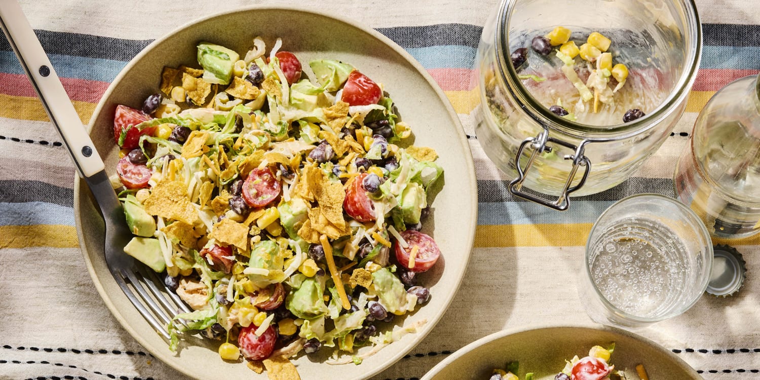 It's Easy to Eat a Healthy Lunch With Prep-Ahead Chicken Taco Salad Jars