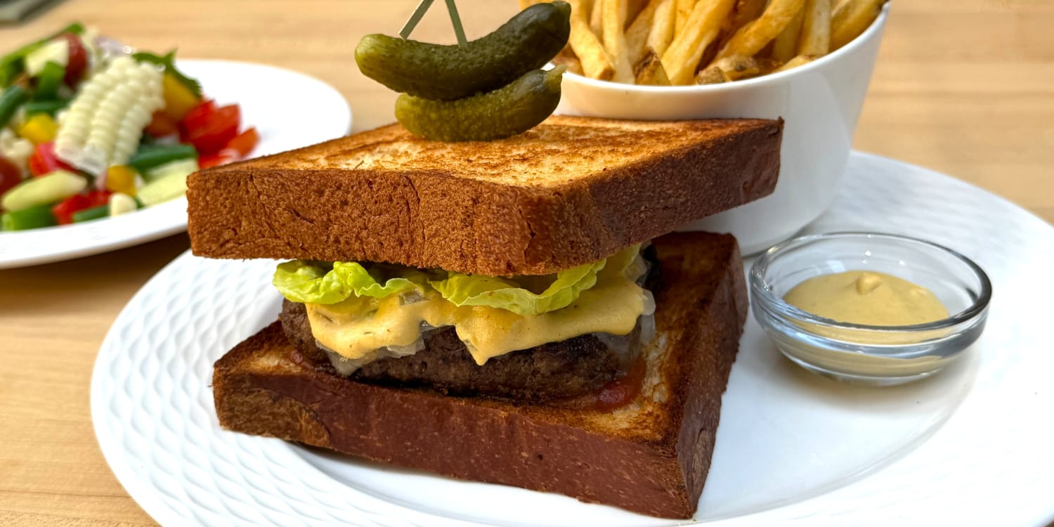 Martha Stewart Makes Her Perfect Summer Burger