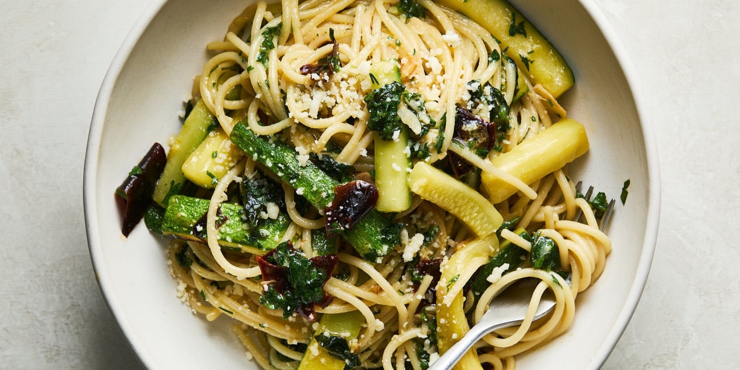 This Garlic and Oil Pasta Is for Zucchini Lovers
