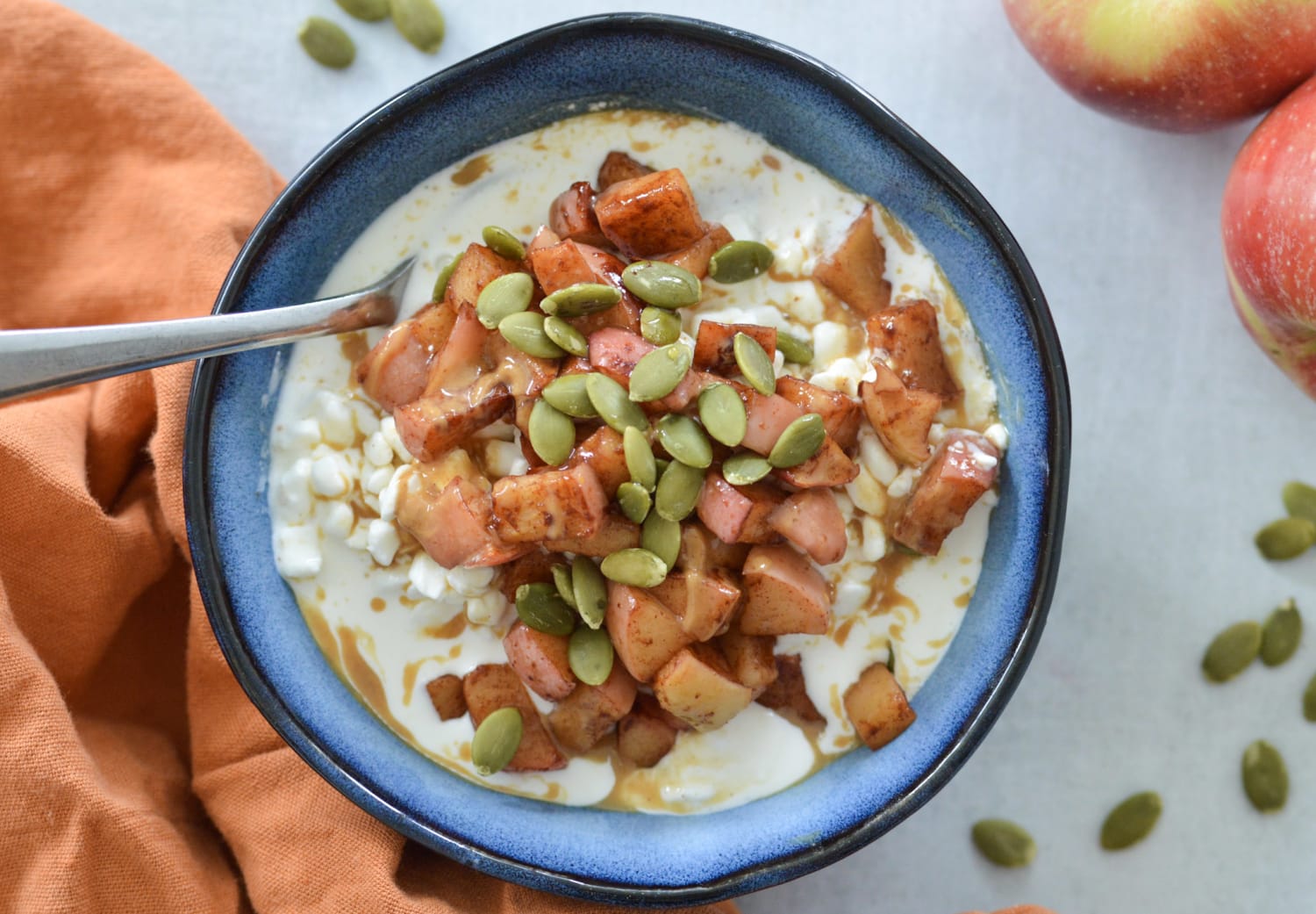This 10-Minute High-Protein Breakfast Tastes Like Apple Cheesecake