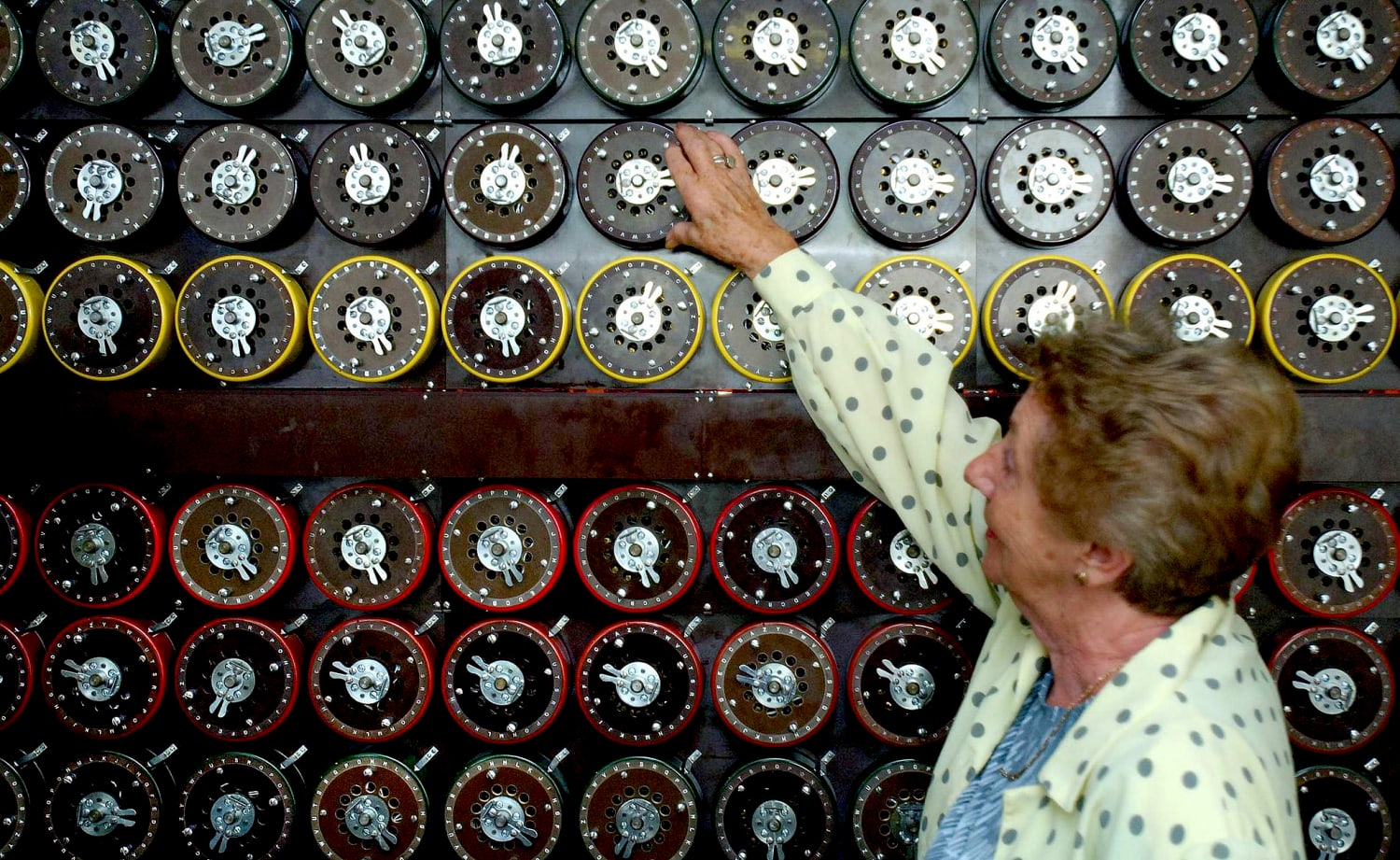 WWII codebreaker Alan Turing becomes 1st gay man on a British bank note