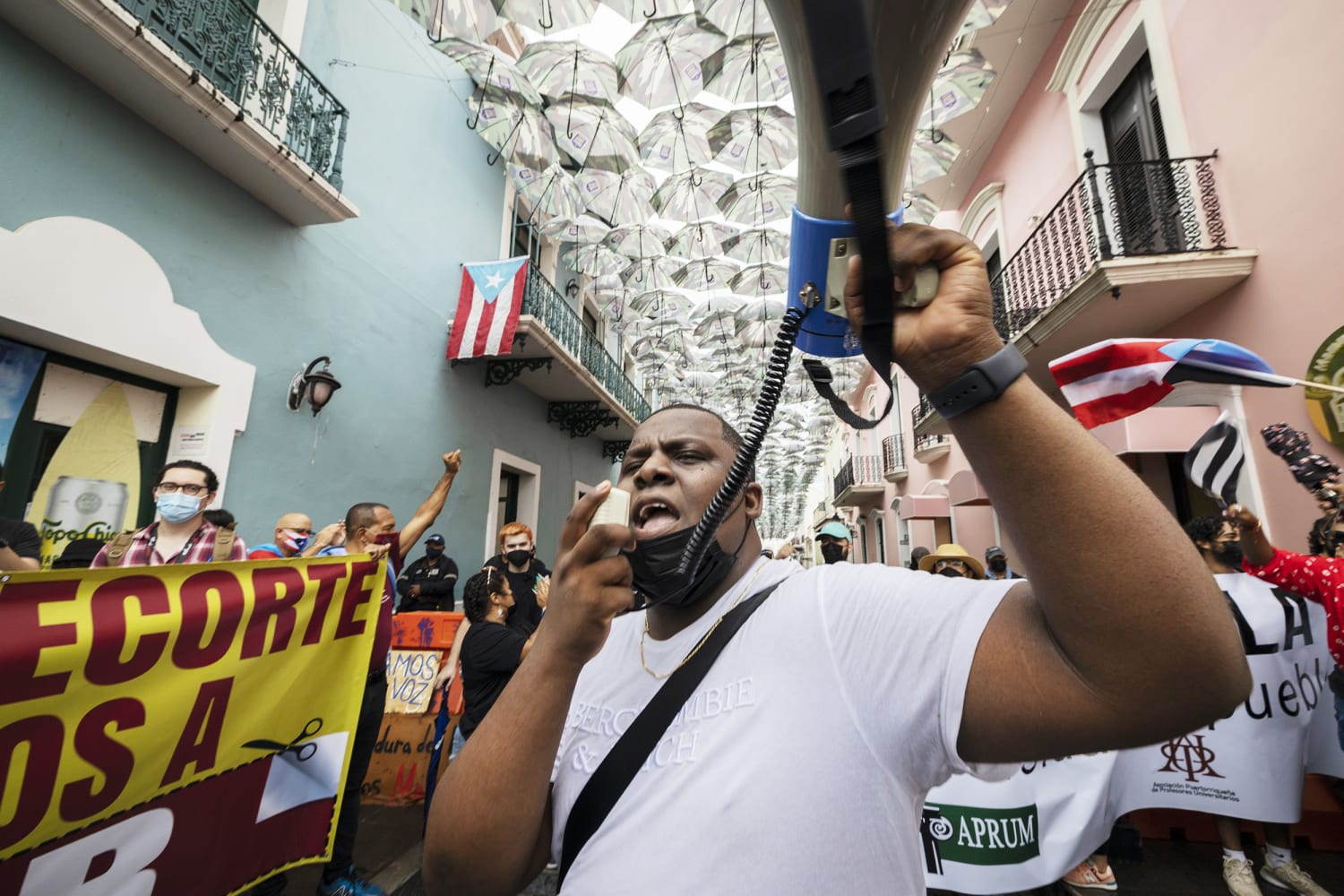 https://media-cldnry.s-nbcnews.com/image/upload/rockcms/2021-09/210917-puerto-rico-economy-protest-file-se-536p-ae7710.jpg