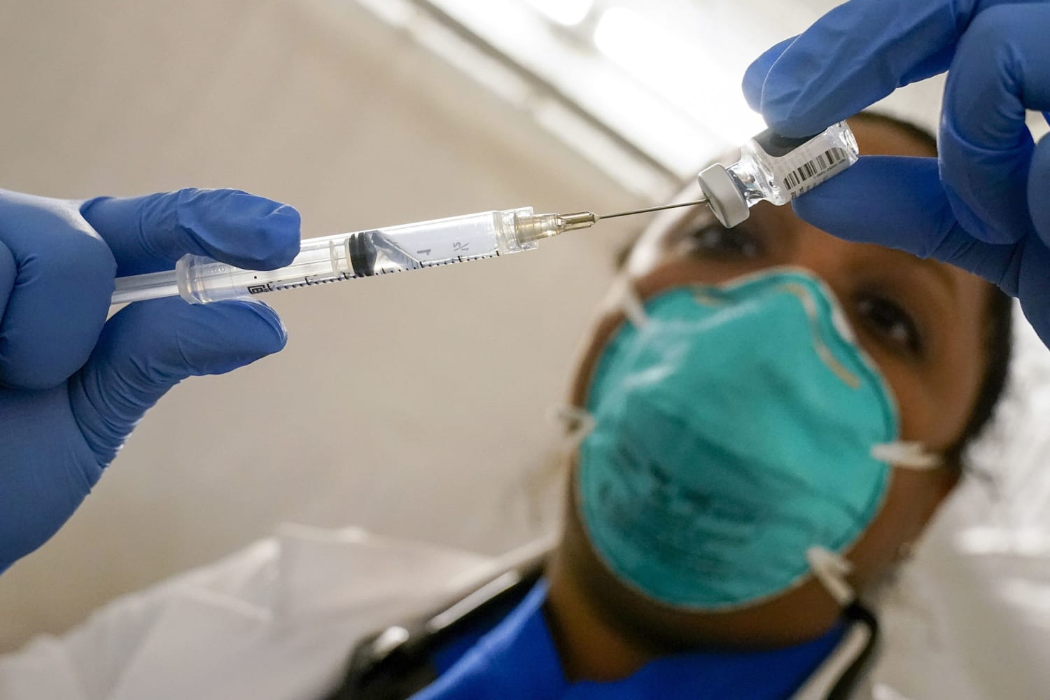 Mandatos de la vacuna en Nueva York: empiezan a regir con la resistencia de algunos trabajadores de hospitales y escuelas