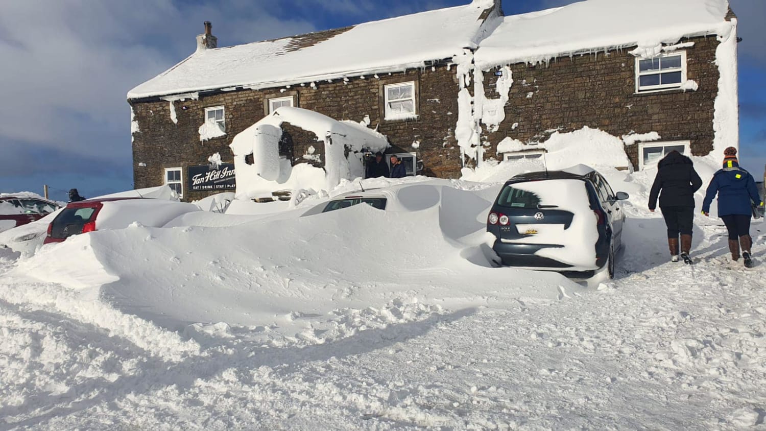 ‘Wonderwall’ of snow traps drinkers, and Oasis tribute band, in remote U.K. pub