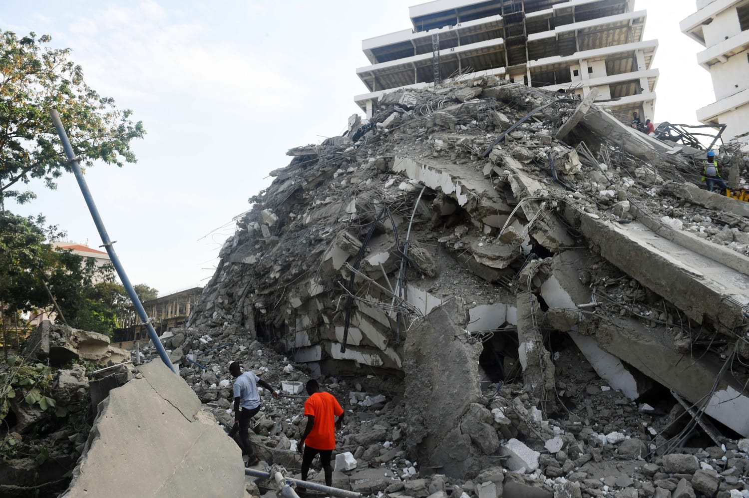 lagos building collapse kills at least 10 scores reported missing