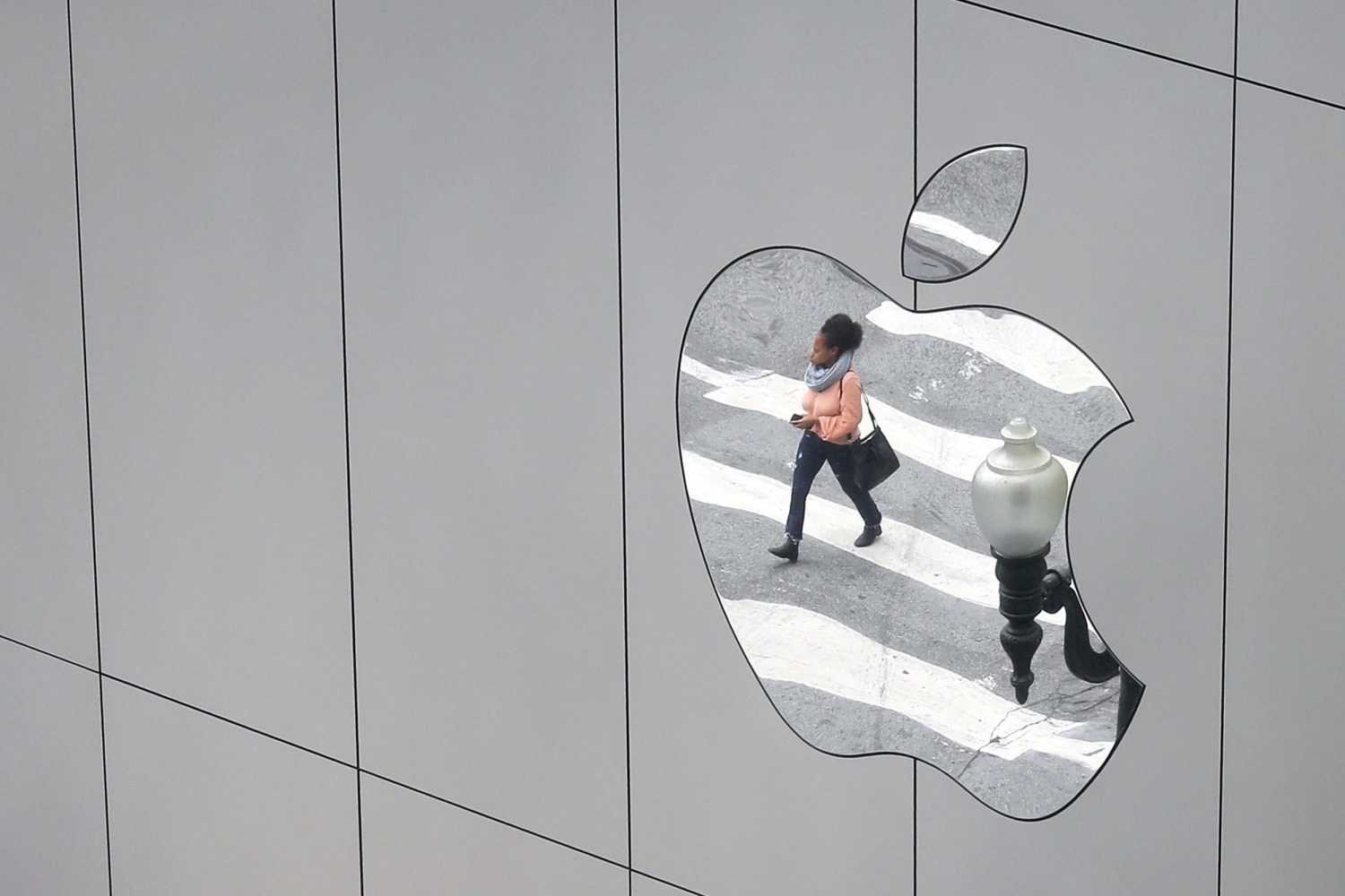Apple says it will notify users whose iPhones were hacked by spyware