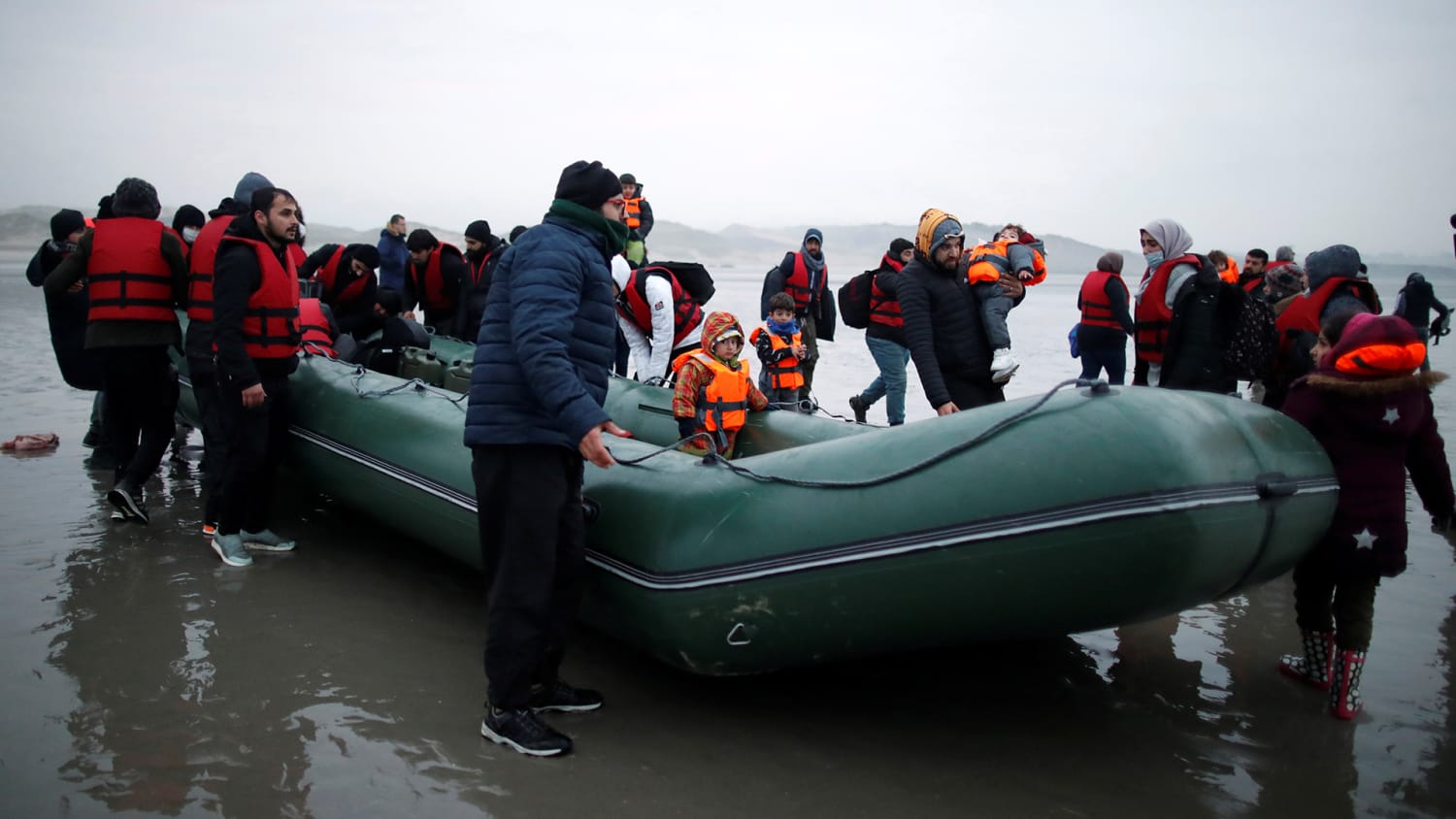 Mueren 27 migrantes al naufragar el barco en el que intentaban llegar a Reino Unido