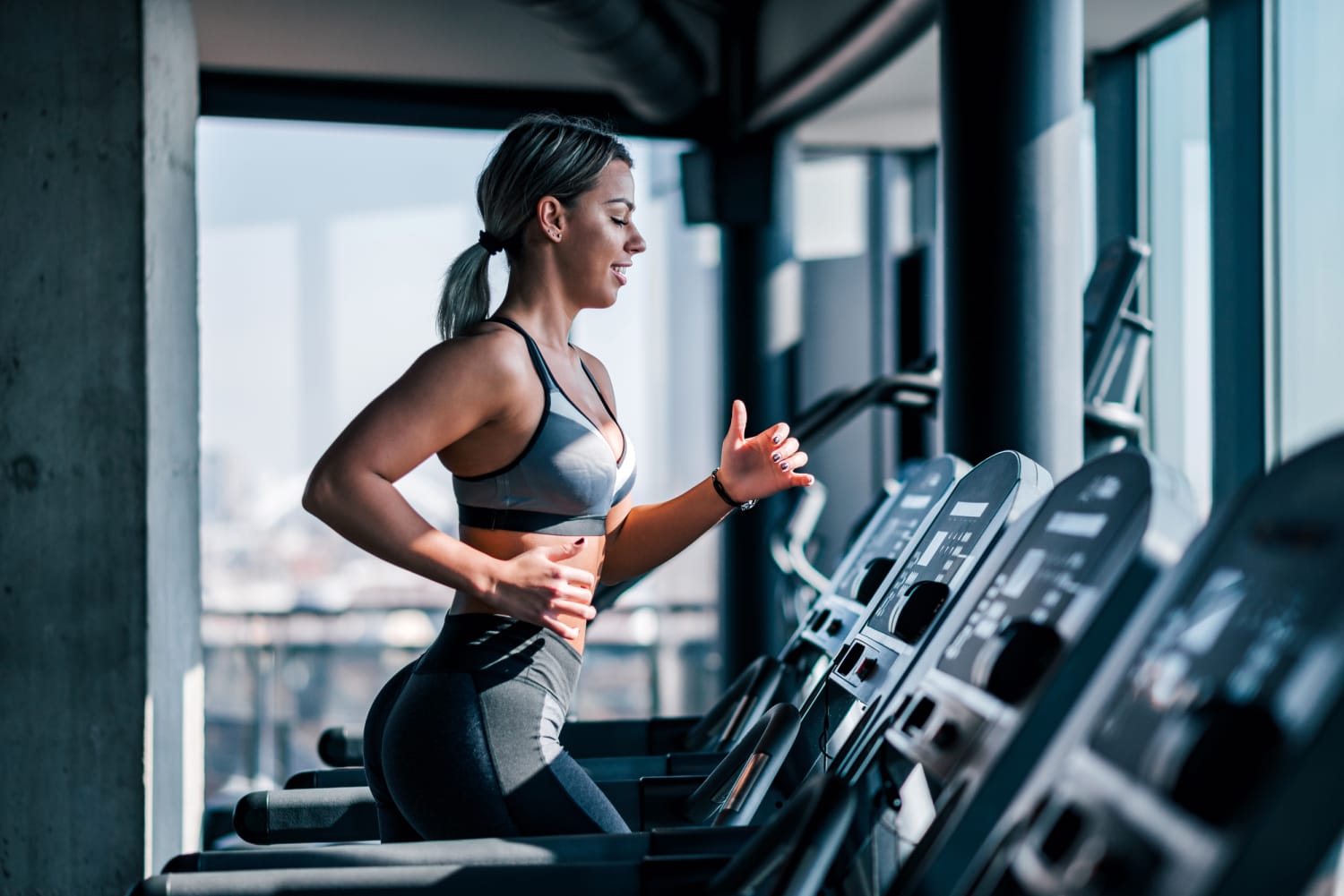 Fotografia do Stock: Muscular woman working out in gym doing exercise for  back. Strong fitness girl, muscles back