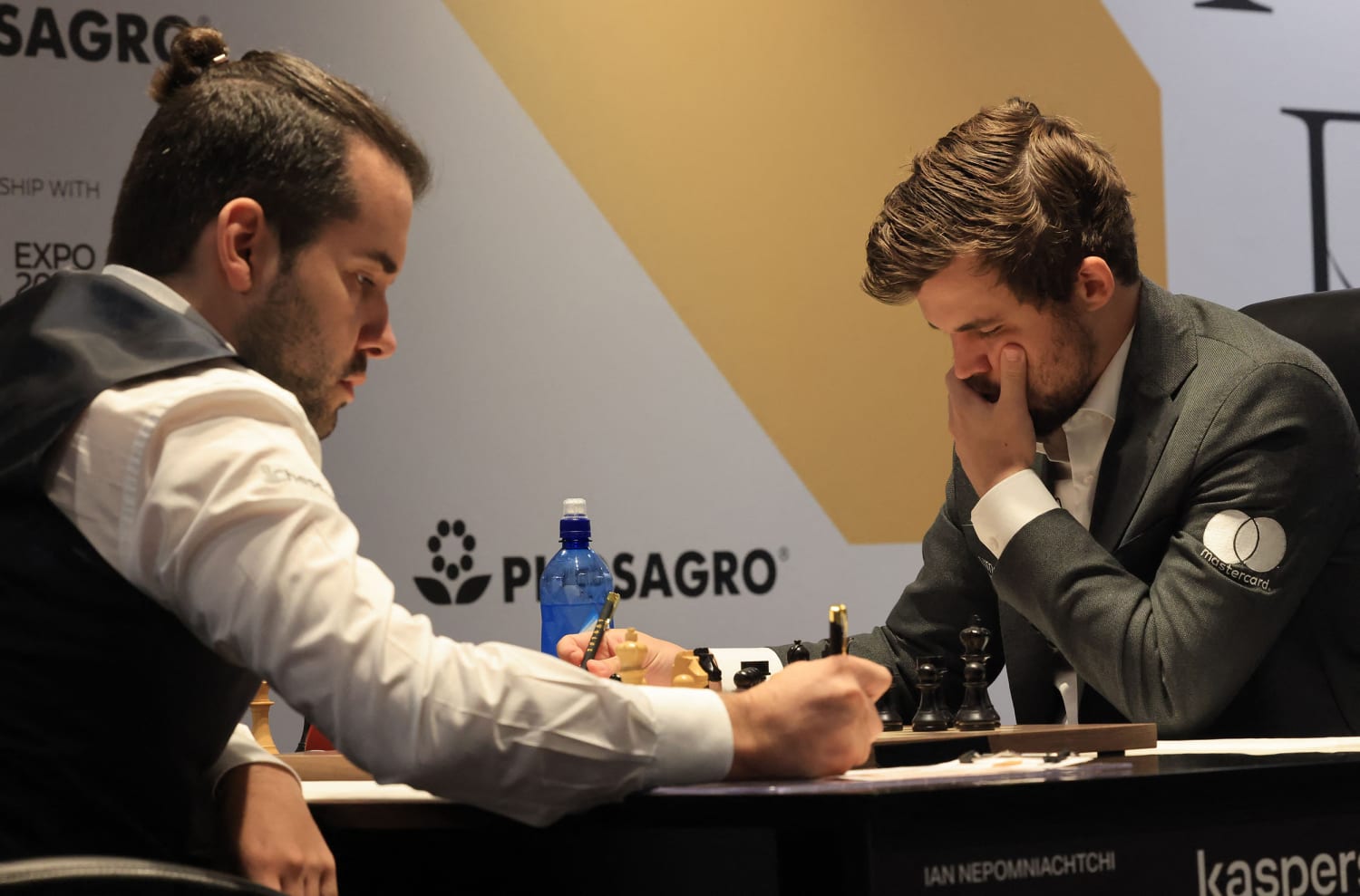 Carlsen and Nepomniachtchi draw game two of FIDE World Championship