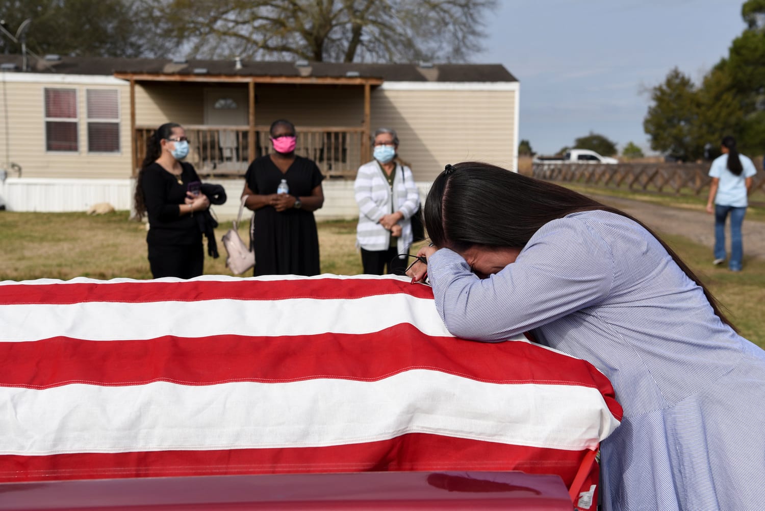 U.S. sets somber record as Covid deaths surpass 800,000, more than any other country