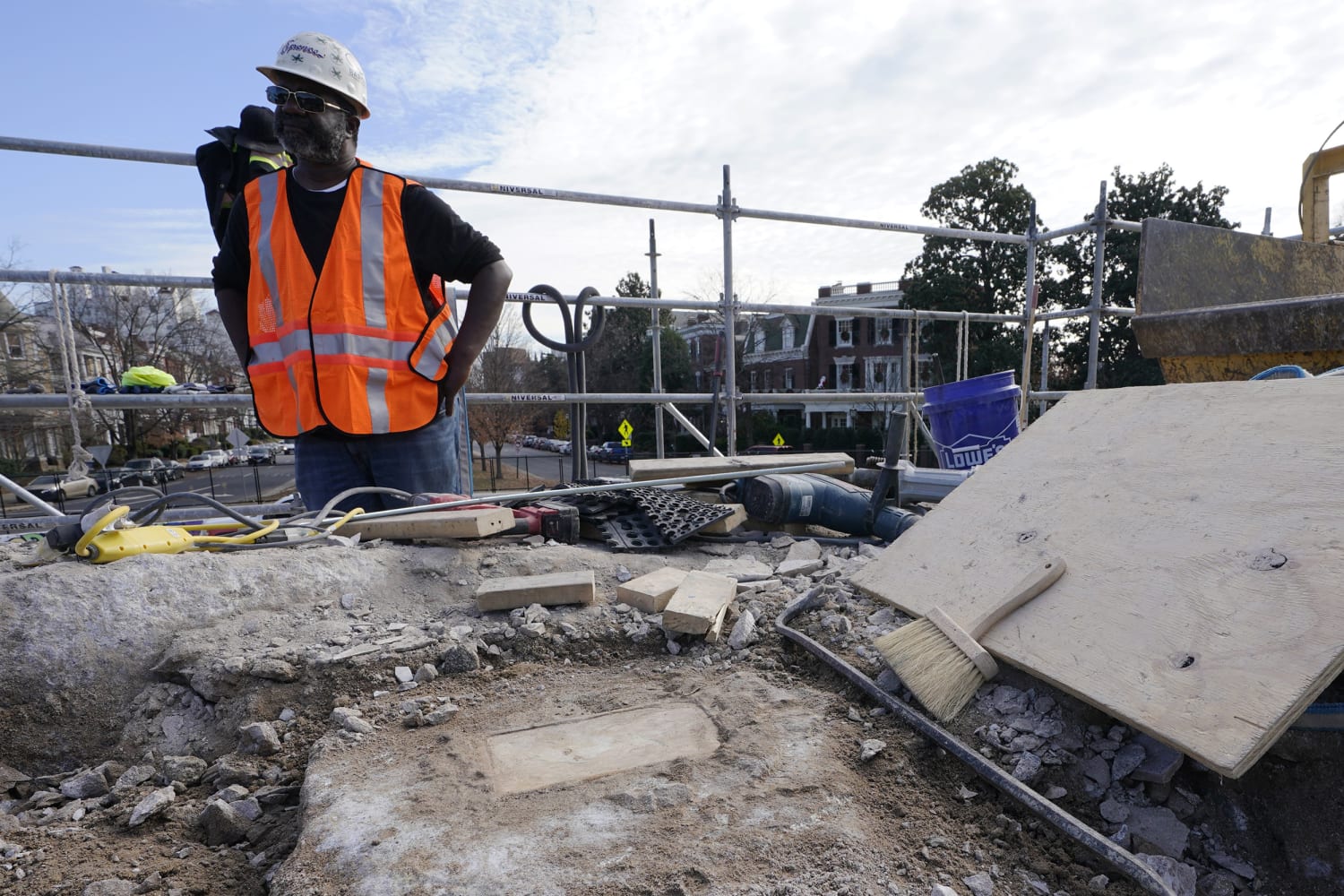 Crews may have found 1887 time capsule in Robert E. Lee statue pedestal
