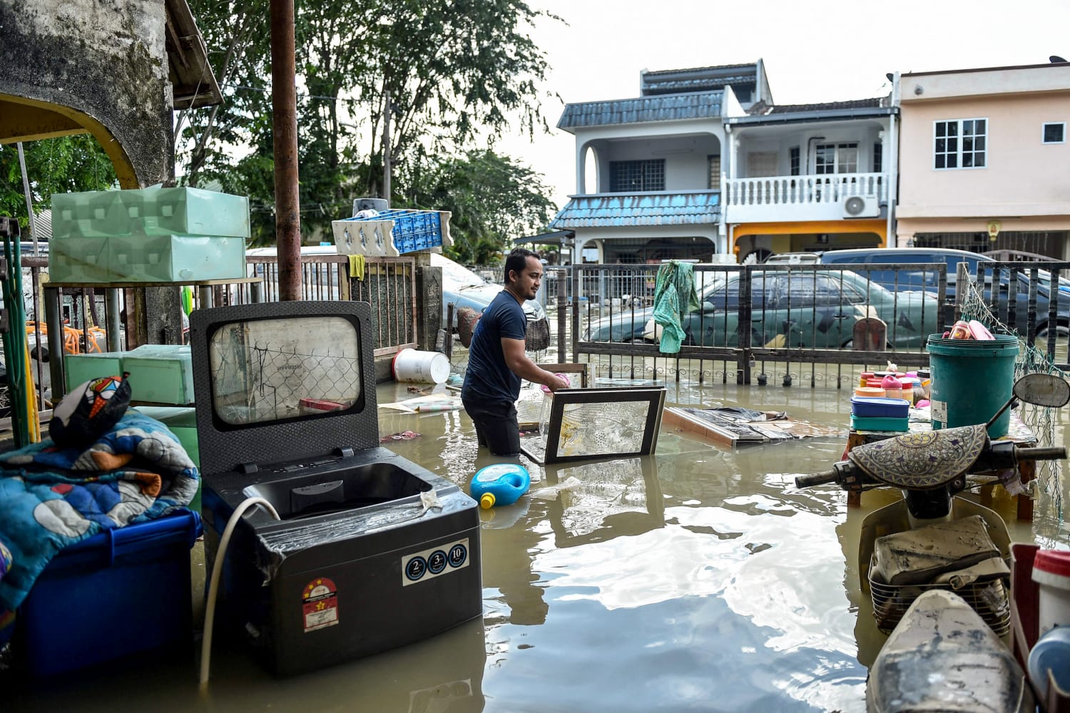 Malaysia warns of more floods as prime minister acknowledges slow response