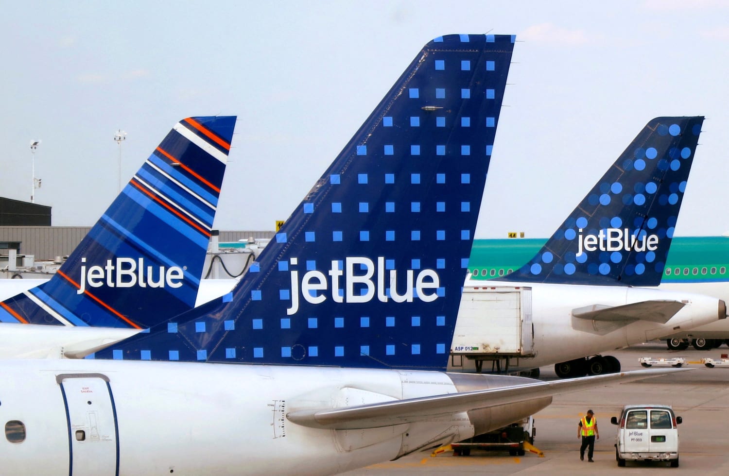 JetBlue cancels 1,280 flights through mid-January due to expected Covid spike