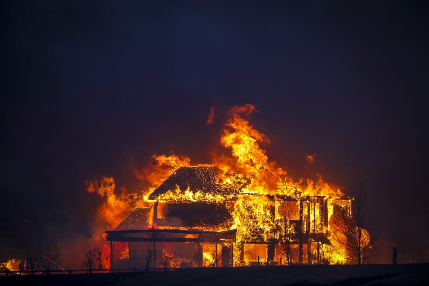 ‘Absolutely devastating’ Colorado wildfire burns hundreds of homes near Boulder