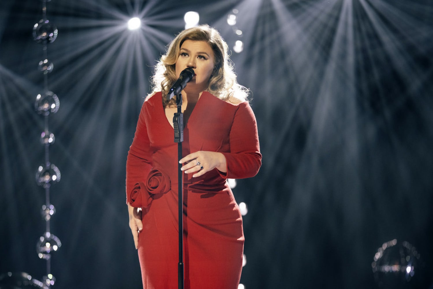 Kelly Clarkson is Hosting the 2024 Rockefeller Center Christmas Tree Lighting Ceremony