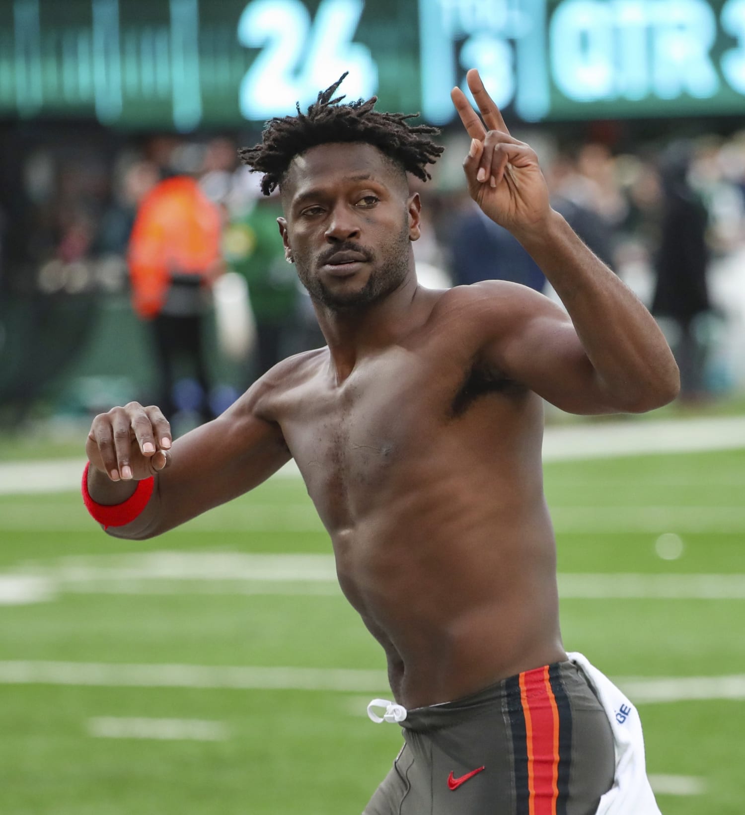 Antonio Brown removes jersey, storms off field in dramatic team exit