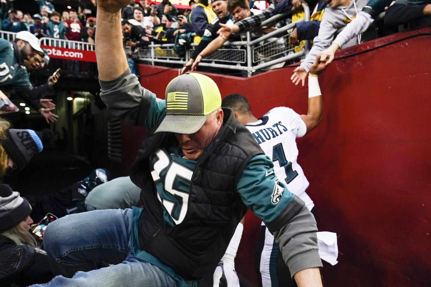 Eagles fans fall after railing collapses at FedEx Field