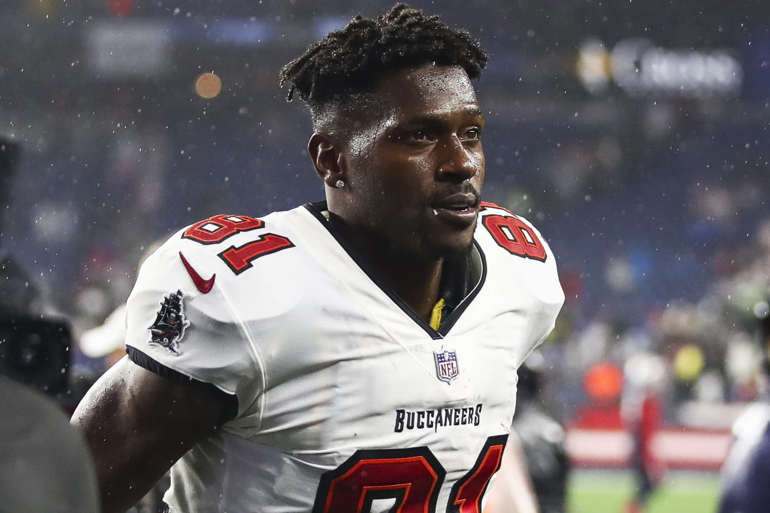 What should the Tampa Bay Buccaneers do with Antonio Brown?