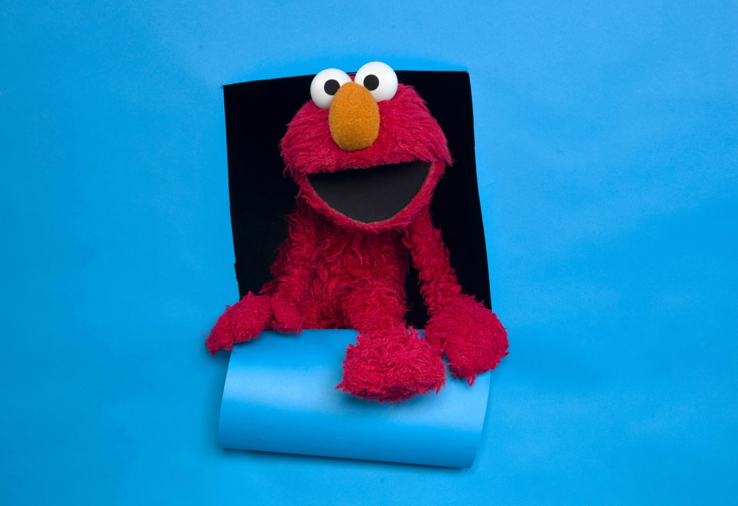 Elmo’s feud with a pet rock has consumed the internet