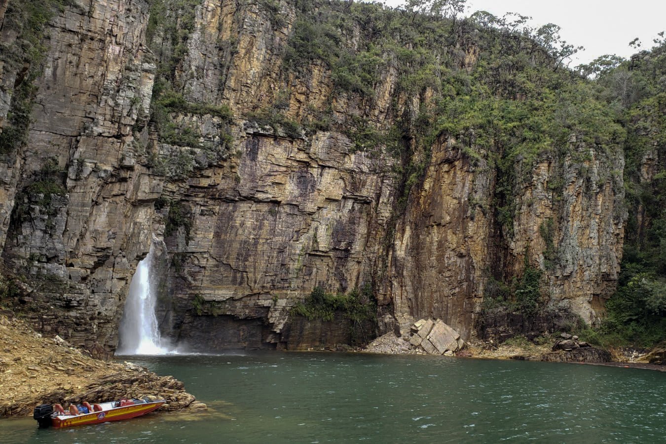 Wall of rock falls on boaters on Brazilian lake killing least 6, injuring 32