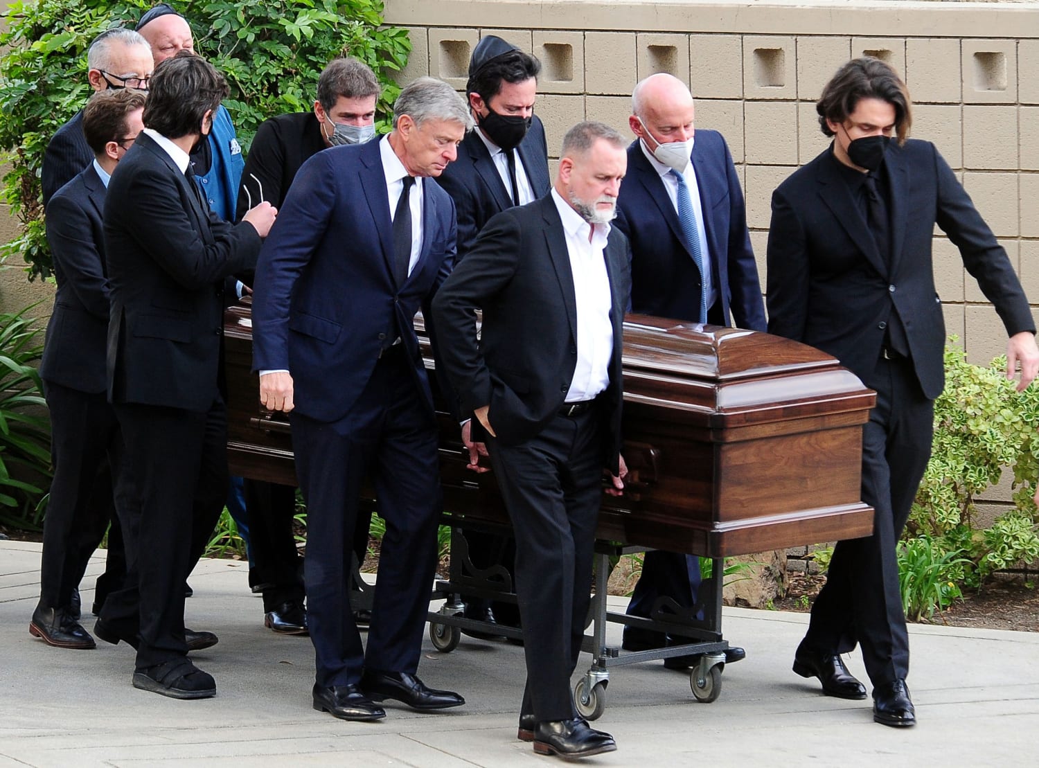 Bob Saget's funeral draws 'Full House' cast, comedians, hundreds more
