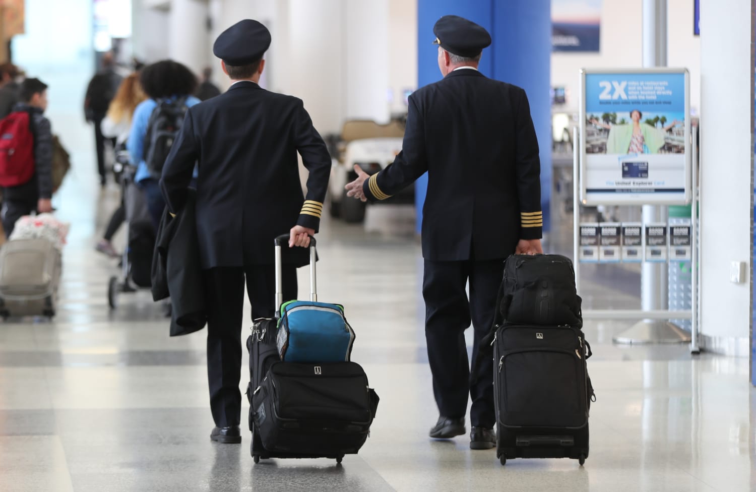 United Airlines ofrece a sus pilotos el triple de sueldo para frenar las  cancelaciones de los vuelos causadas por el COVID-19