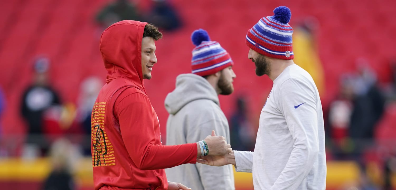 Patrick Mahomes stopped celebrating Chiefs win to hug Josh Allen