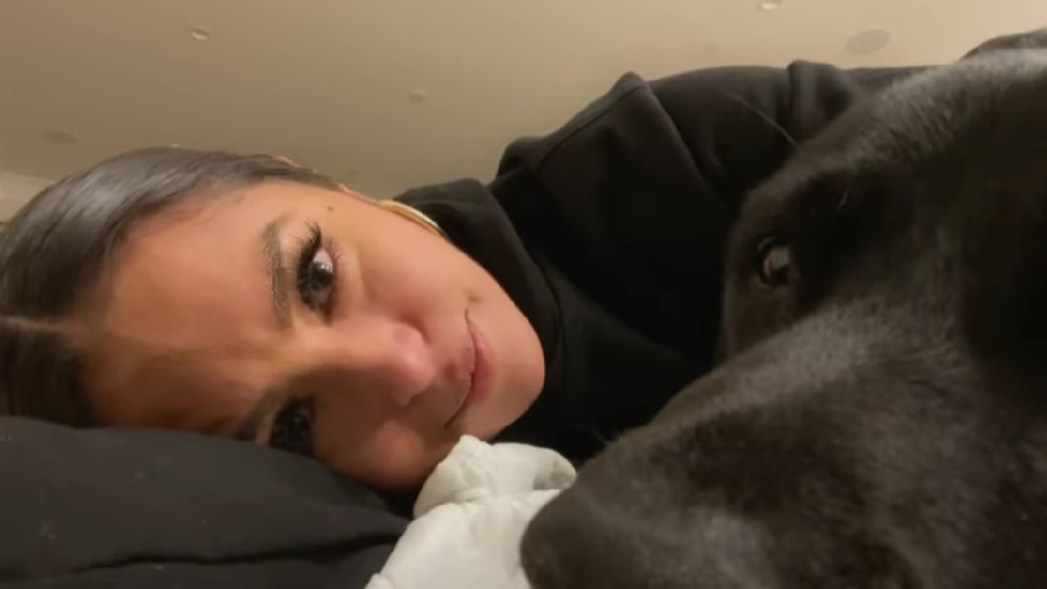 El perro de Kobe Bryant consuela a Vanessa lamiendo sus lágrimas