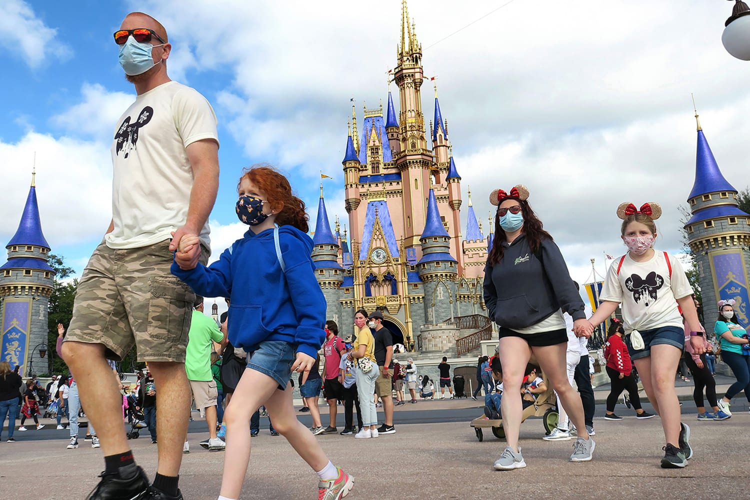 te Afslut Imperialisme Disney lifts mask requirements for vaccinated park guests