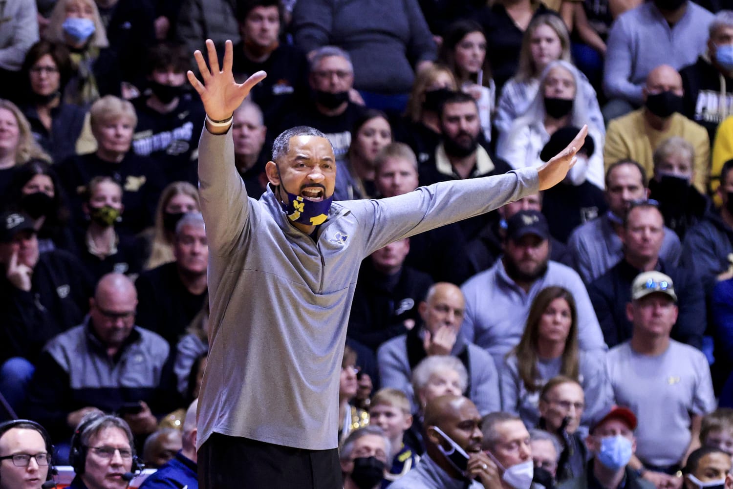 Juwan Howard throws hand video: Michigan head coach involved in fight  following Wisconsin game - DraftKings Network
