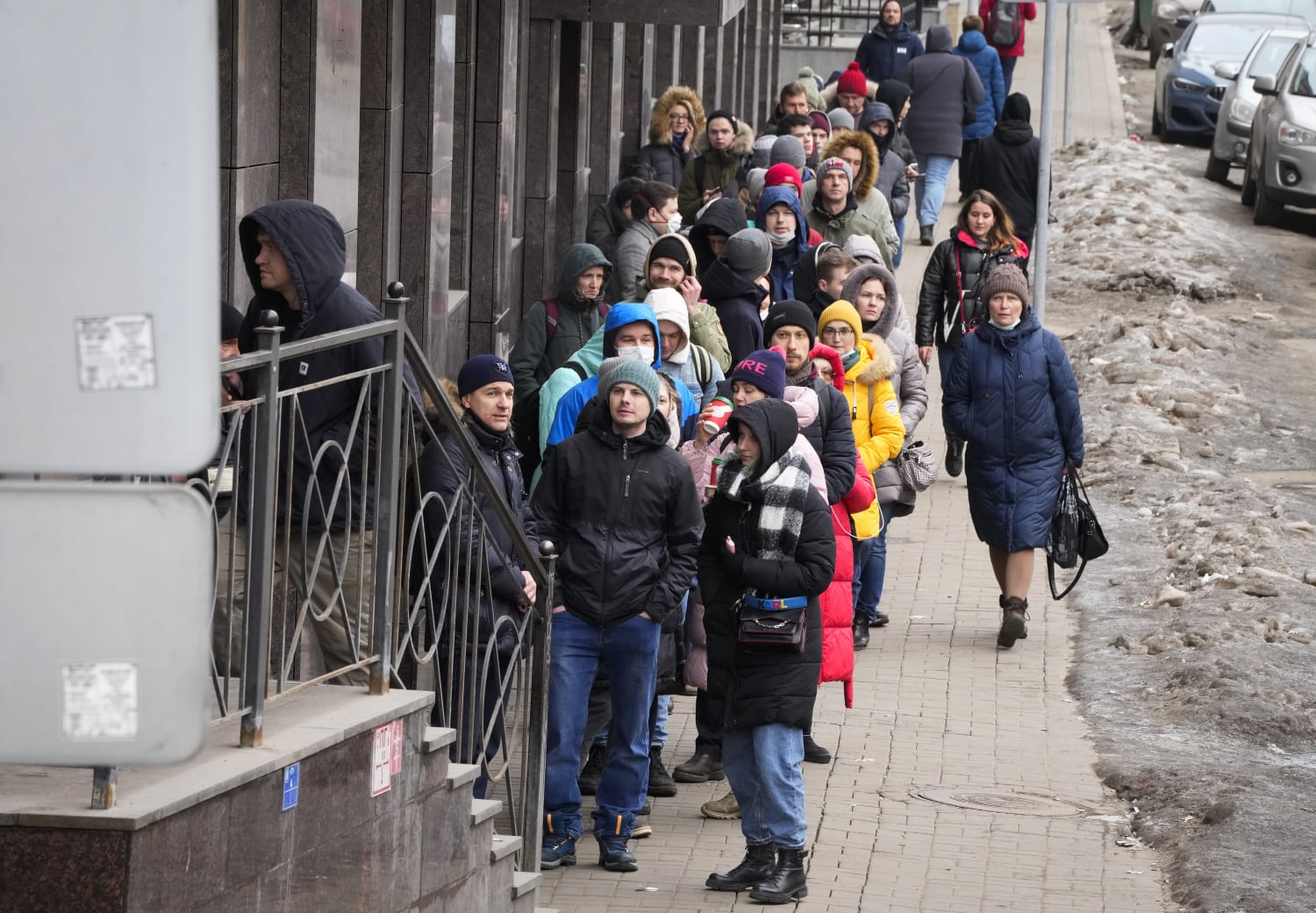 На сегодняшней день огромной. Люди стоят в очереди. Огромная очередь. Очереди на Украине. Москва люди.