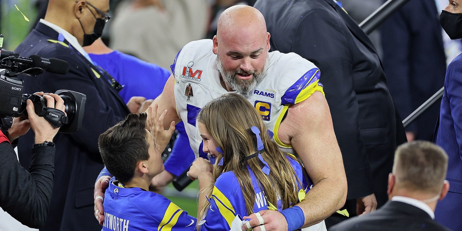 Nogen Perversion fly Andrew Whitworth Reacts to Pic of Daughter Reading at Super Bowl