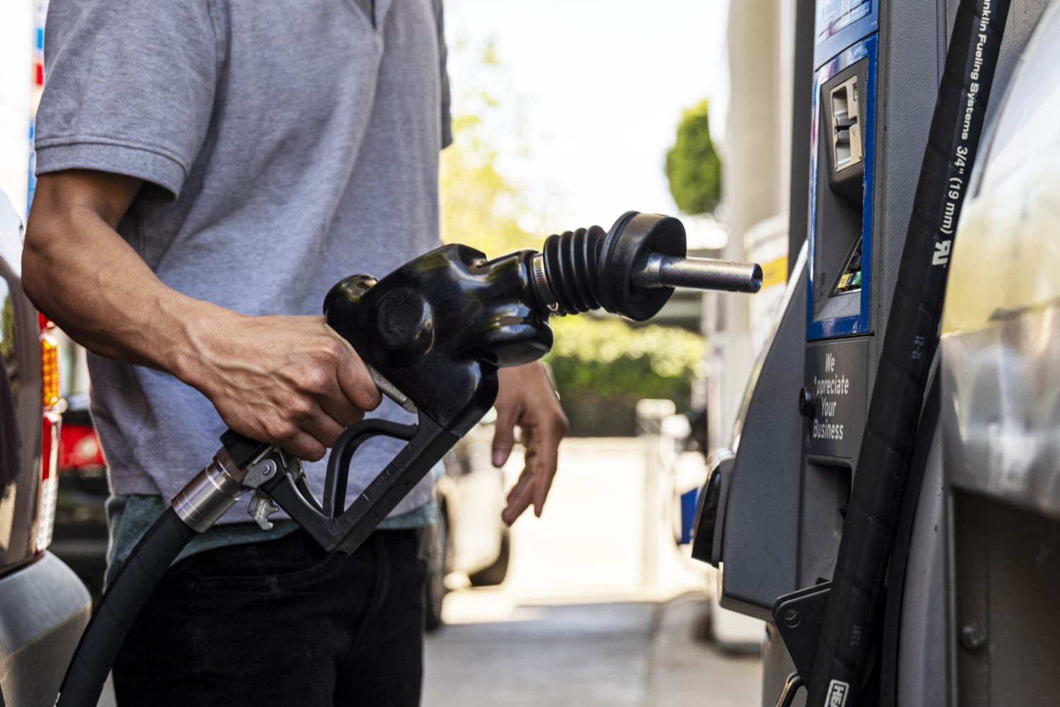 Torn over. Бензин в Америке. Бензин дешевеет. Цены на бензин. Ситуация с бензином в США.