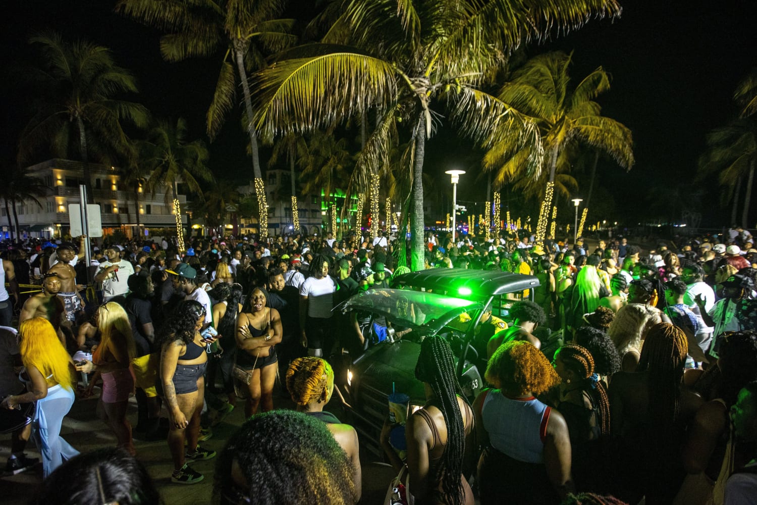 Near crowd. Фестиваль Майами Бич 2022. Майами люди. Майами ночью. Майами пляж люди.