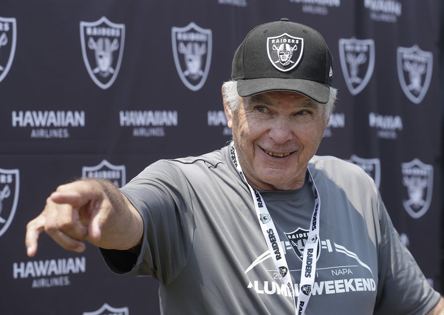 Las Vegas Raiders legend quarterback Daryle Lamonica honored at Las Vegas  draft