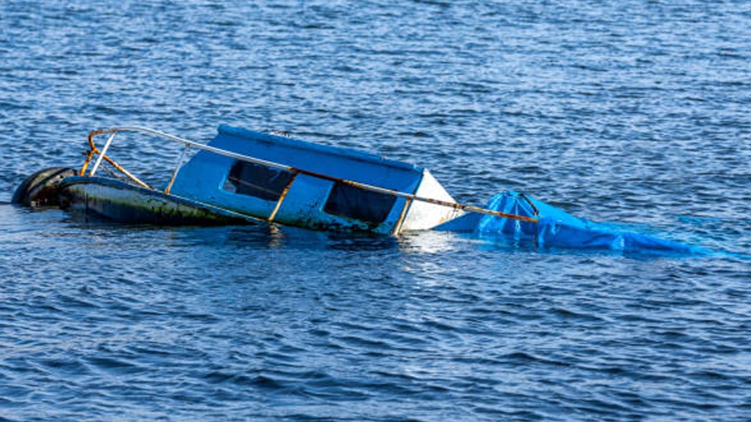 Alerta por derrame de di sel por barco hundido en Islas Gal pagos