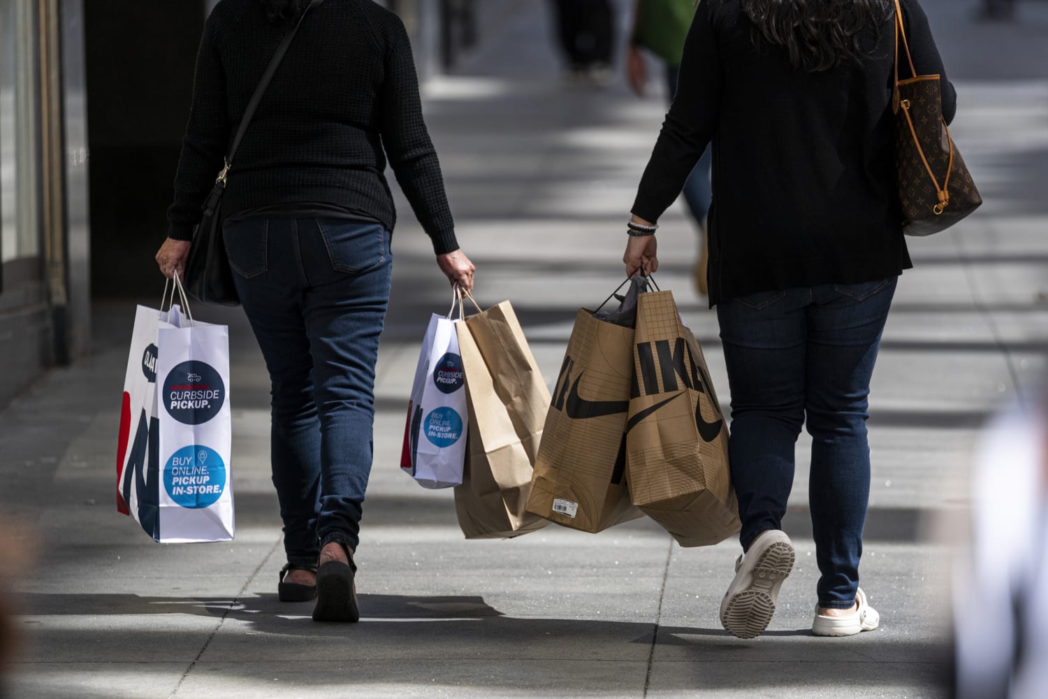 Pedestrians carry Macy's shopping bags in San Francisco, California,  News Photo - Getty Images
