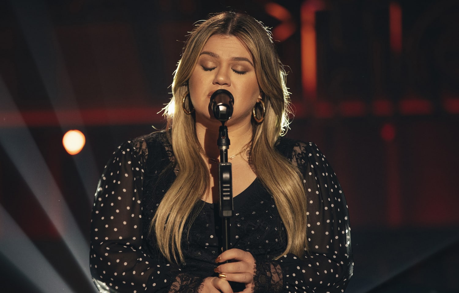 Kelly Clarkson sang a moving cover of 'Peter Pan' by Kelsea Ballerini
