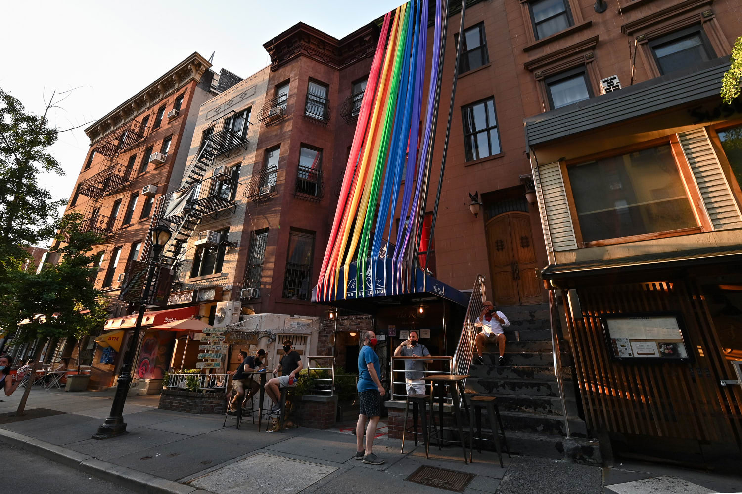 Un joven de 25 años se subió a un taxi a la salida de un bar gay de Nueva  York. Murió una hora después