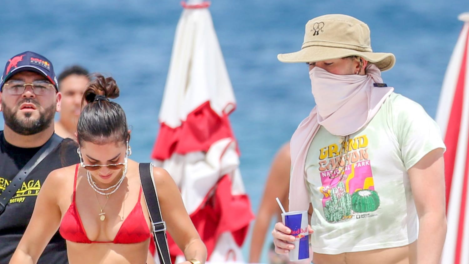 Bad Bunny Y Gabriela Berlingeri Pasean Por Las Playas De Miami