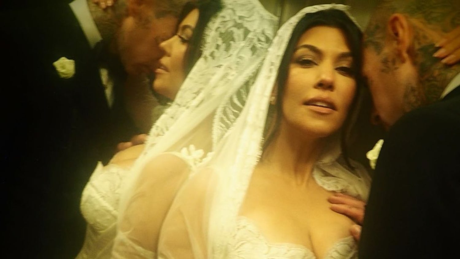 Kourtney Kardashian y Travis Barker comparten atrevidas fotos de su post  boda