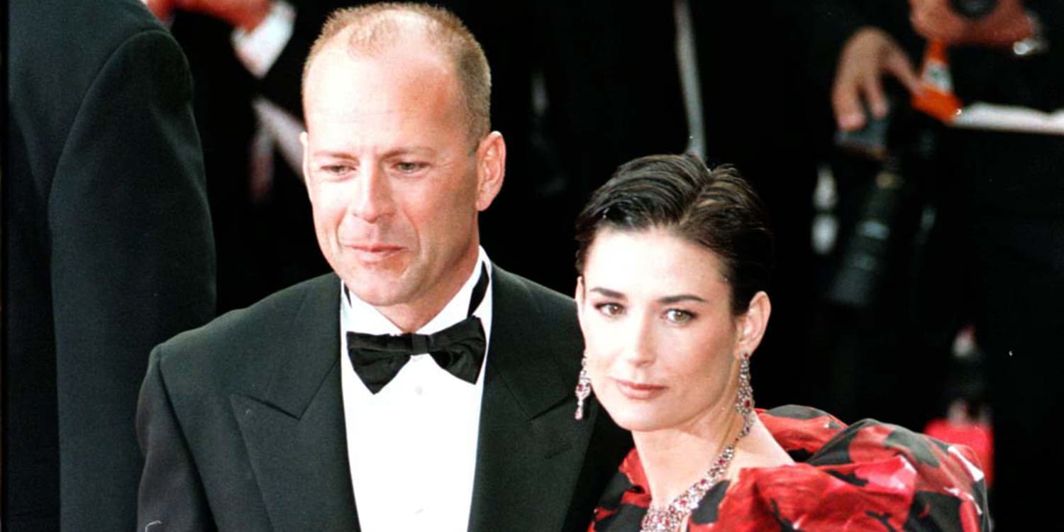 Demi Moore And Bruce Willis Kiss