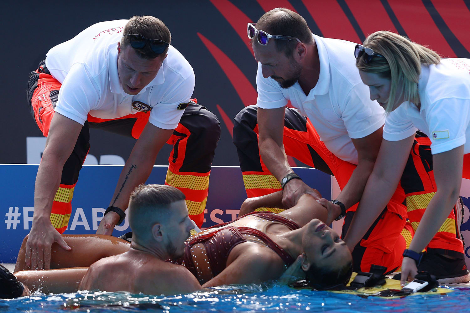 Coach Dives Into Pool After Swimmer Loses Consciousness During World  Championships