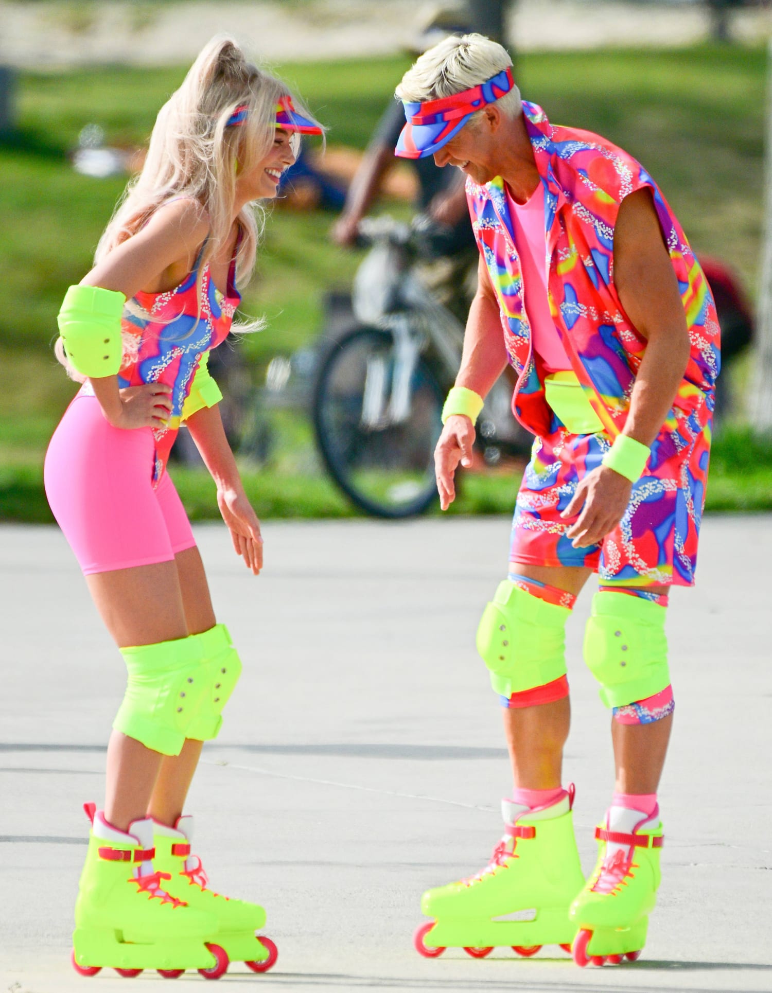 Strak zebra vasthouden Margot Robbie and Ryan Gosling Skate in Matching Neon For "Barbie"