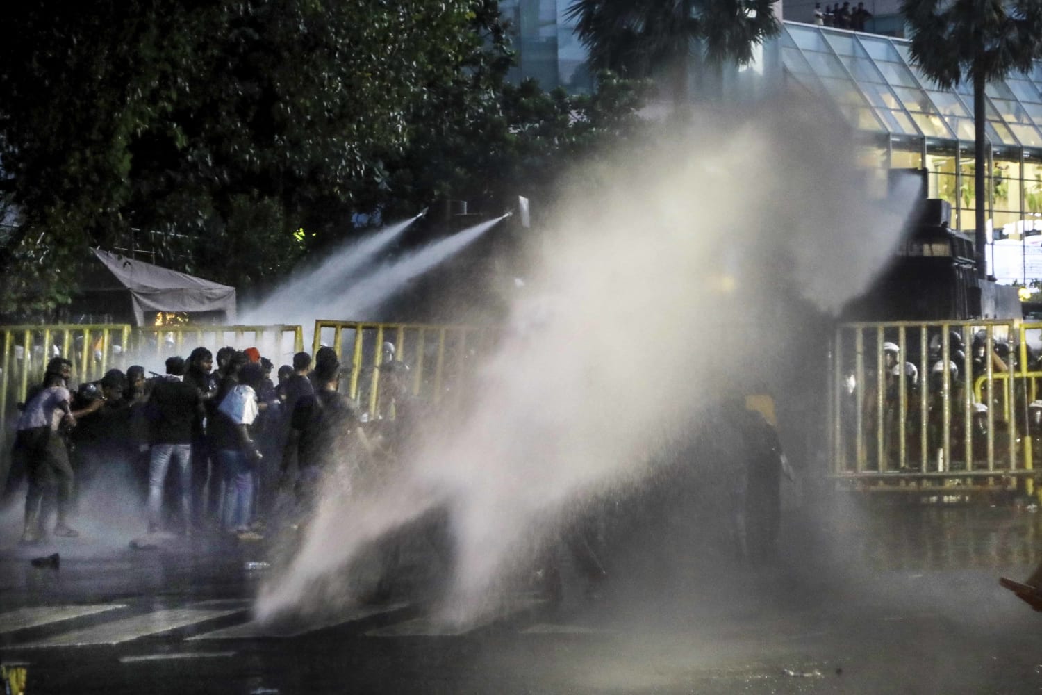 Sri Lanka protesters storm President Gotabaya Rajapaksa's house