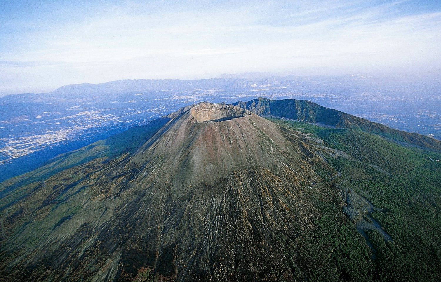 Каким является вулкан везувий. Везувий действующий или потухший вулкан. Вулкана Везувий география. Везучий действующий или потухший. Национальный парк Везувий.
