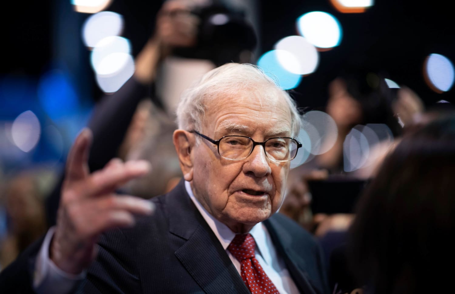 Warren Buffett Enters Tax Fray With Plan to Finance Burger King Deal for Tim  Hortons - WSJ