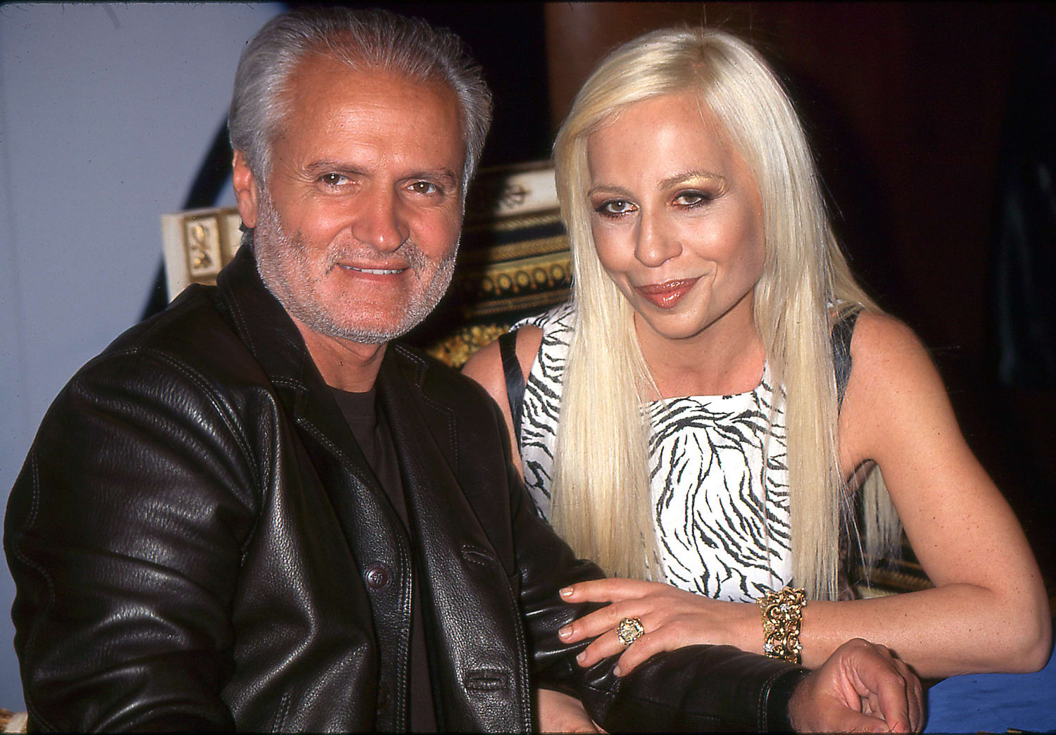 Wirwar incompleet volgens Donatella Versace honors her late brother Gianni on 25th anniversary of his  murder