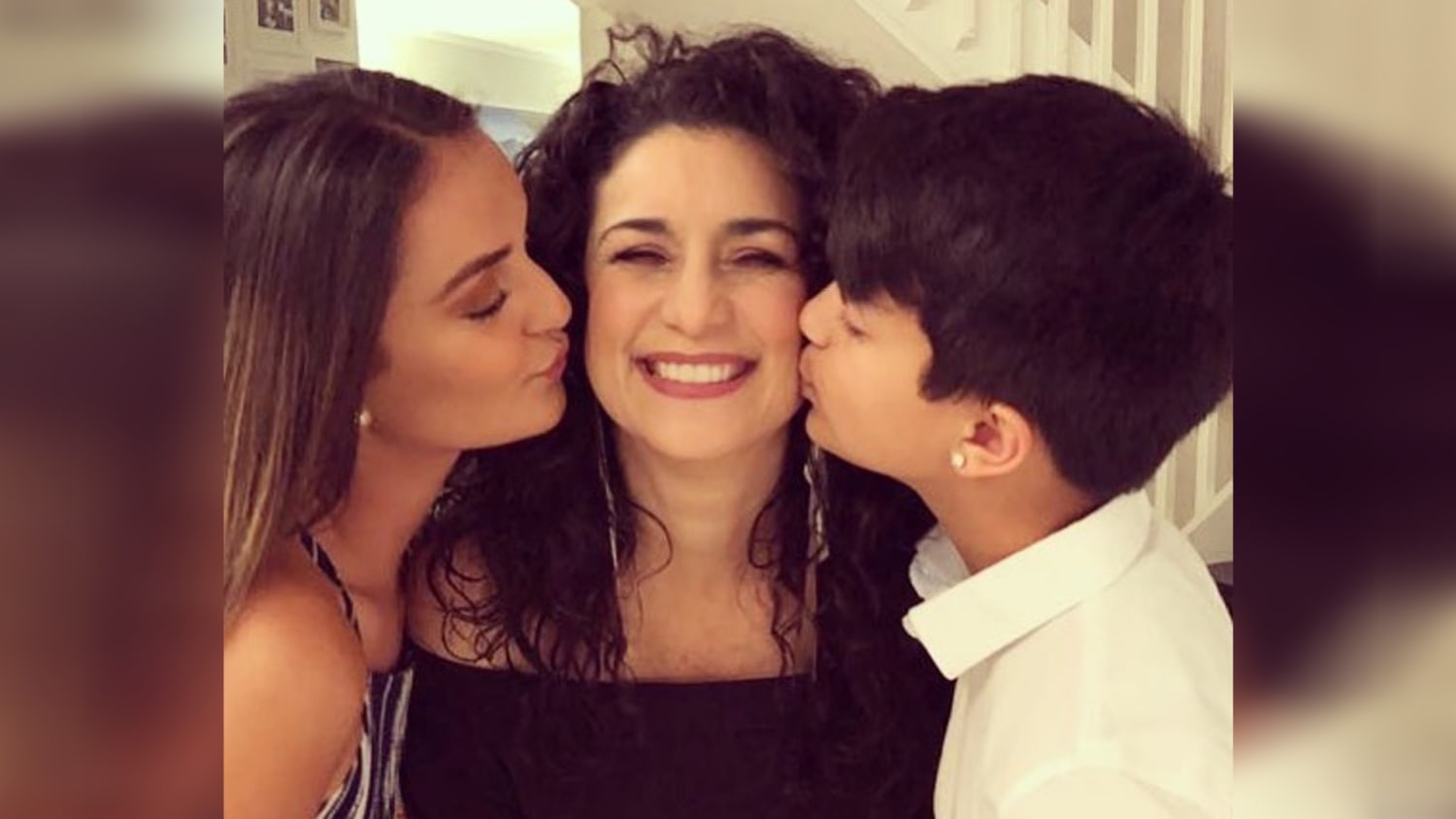 Karina muestra una foto de su hijo Xander tras completar su transición de  género